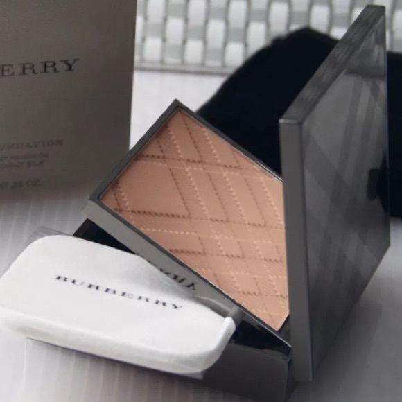 NIB [Burberry] Sheer Luminous Compact Foundation, Trench No. 11, 8 g (.28 oz) - Picture 2 of 14